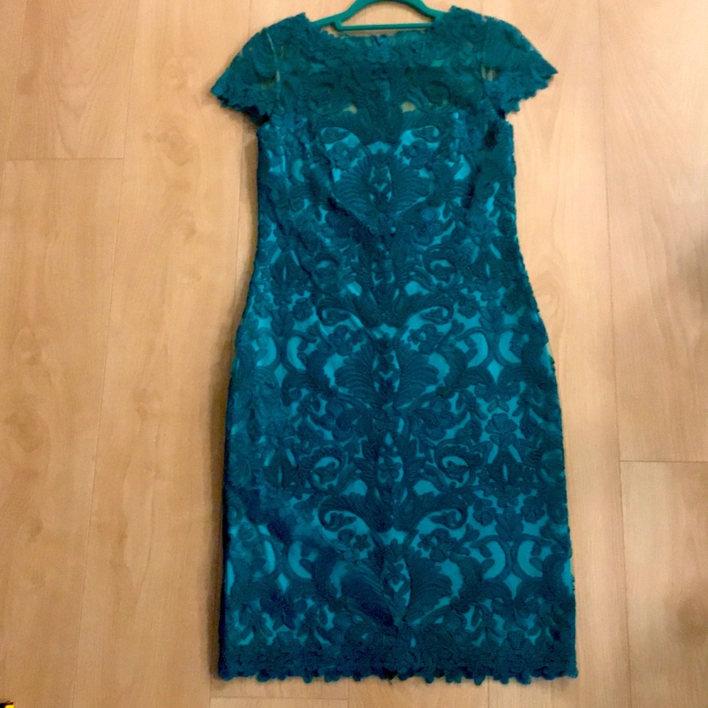 NWOT | Tadashi Shoji | stunning special occasion sheath dress | emerald green